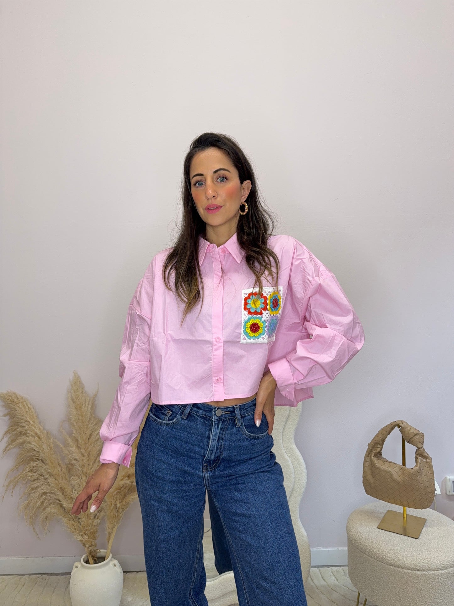 Camicia con patch floreale