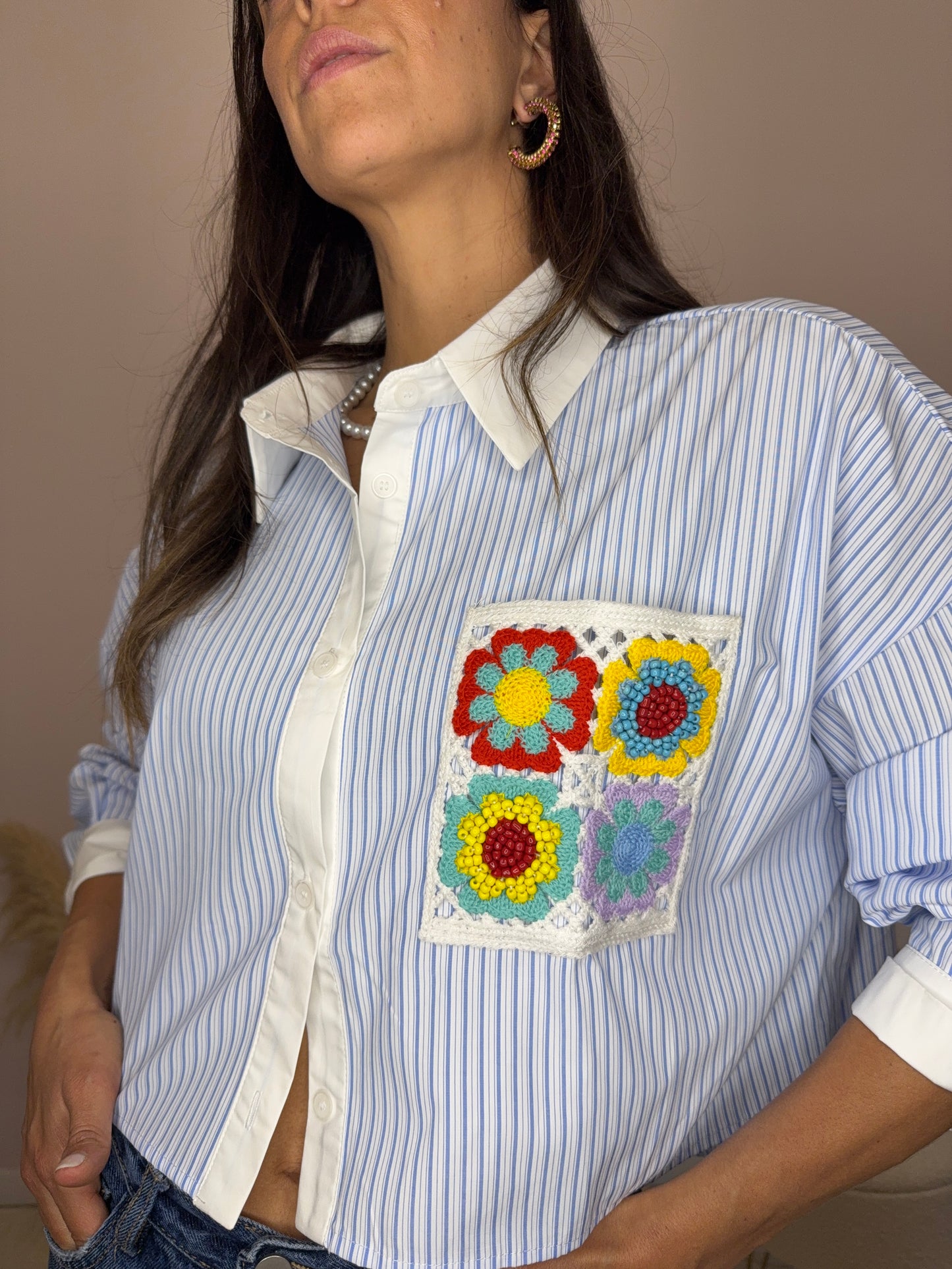 Camicia con patch floreale