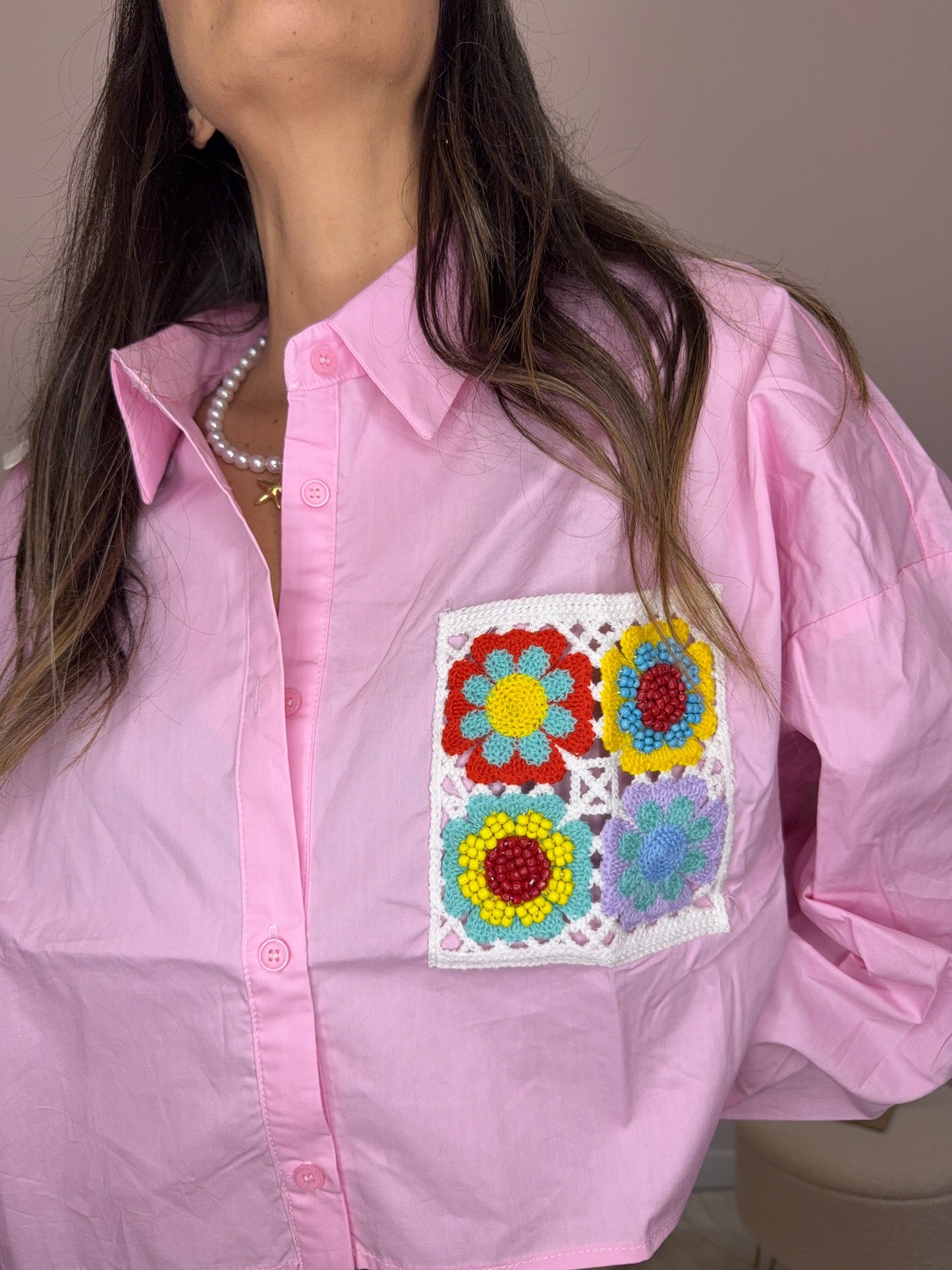 Camicia con patch floreale