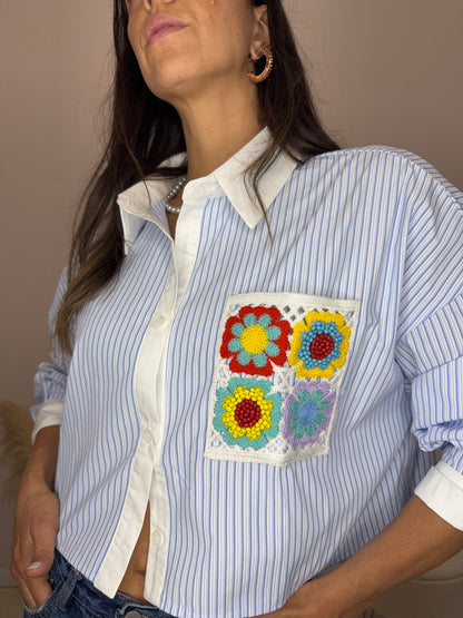 Camicia con patch floreale
