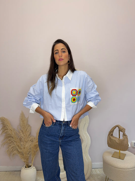Camicia con patch floreale